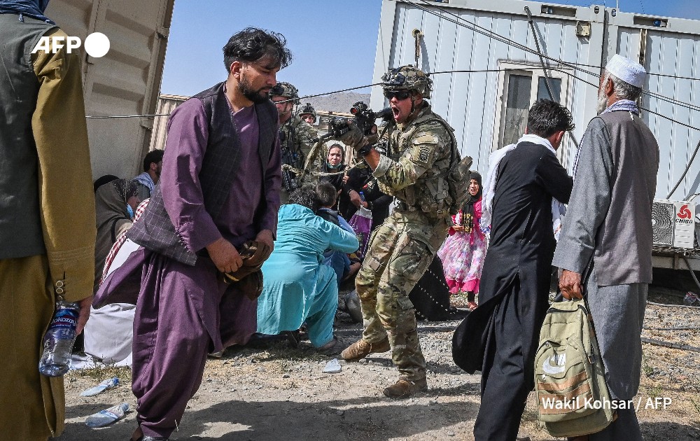 عکسی از خشونت سرباز آمریکایی در فرودگاه کابل جهانی شد