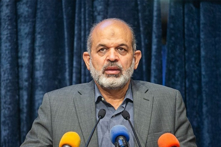 وزیر کشور مردم را مقصر اتفاقات ورزشگاه مشهد دانست | اسپری فلفل در هوا پاشیده شده است + فیلم