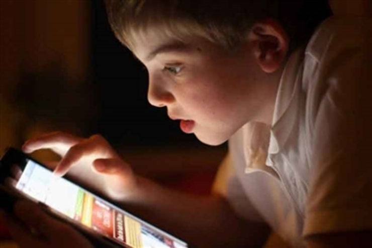 آیااستفاده فراوان از وسایل دیجیتال، یادگیری کودکان را مختل می‌کند؟