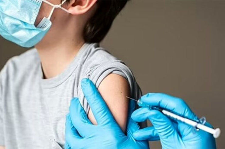انتقاد از واکسیناسیون دانش آموزان نیشابوری در شرایط قرمز
