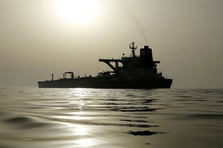 سپاه یک کشتی خارجی با ۲۲۰هزار لیتر سوخت قاچاق را در خلیج فارس توقیف کرد
