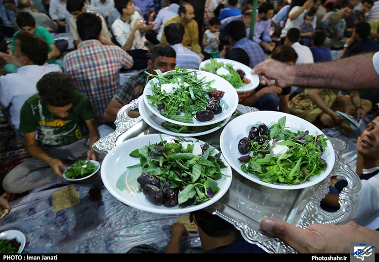 توزیع روزانه ۵ هزار افطاری ساده در موکب‌های مجاور حرم مطهر رضوی