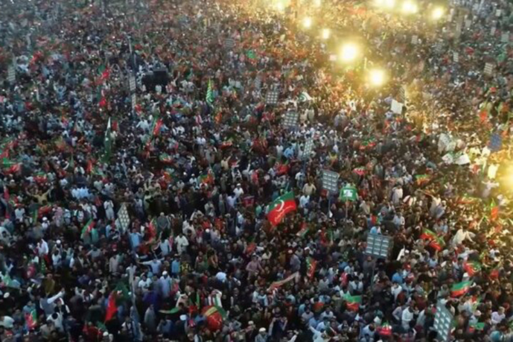 حامیان عمران خان در آستانه نشست امروز پارلمان پاکستان تظاهرات کردند