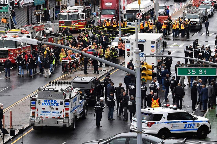 زخمی‌های تیراندازی مترو نیویورک به ۲۹ نفر رسیدند | تعیین جایزه برای دستگیری مظنون + عکس