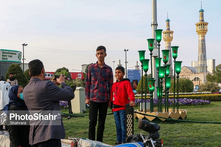 ویدئو | نگاهی به آذین «لاله‌ها» اثر هنرمند عطیه غلامپور در مشهد