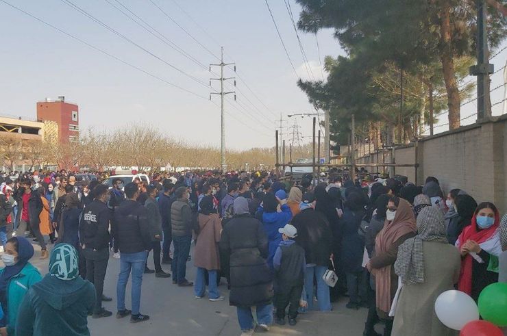 ممانعت از ورود بانوان بلیت به دست به ورزشگاه امام رضا(ع) + فیلم