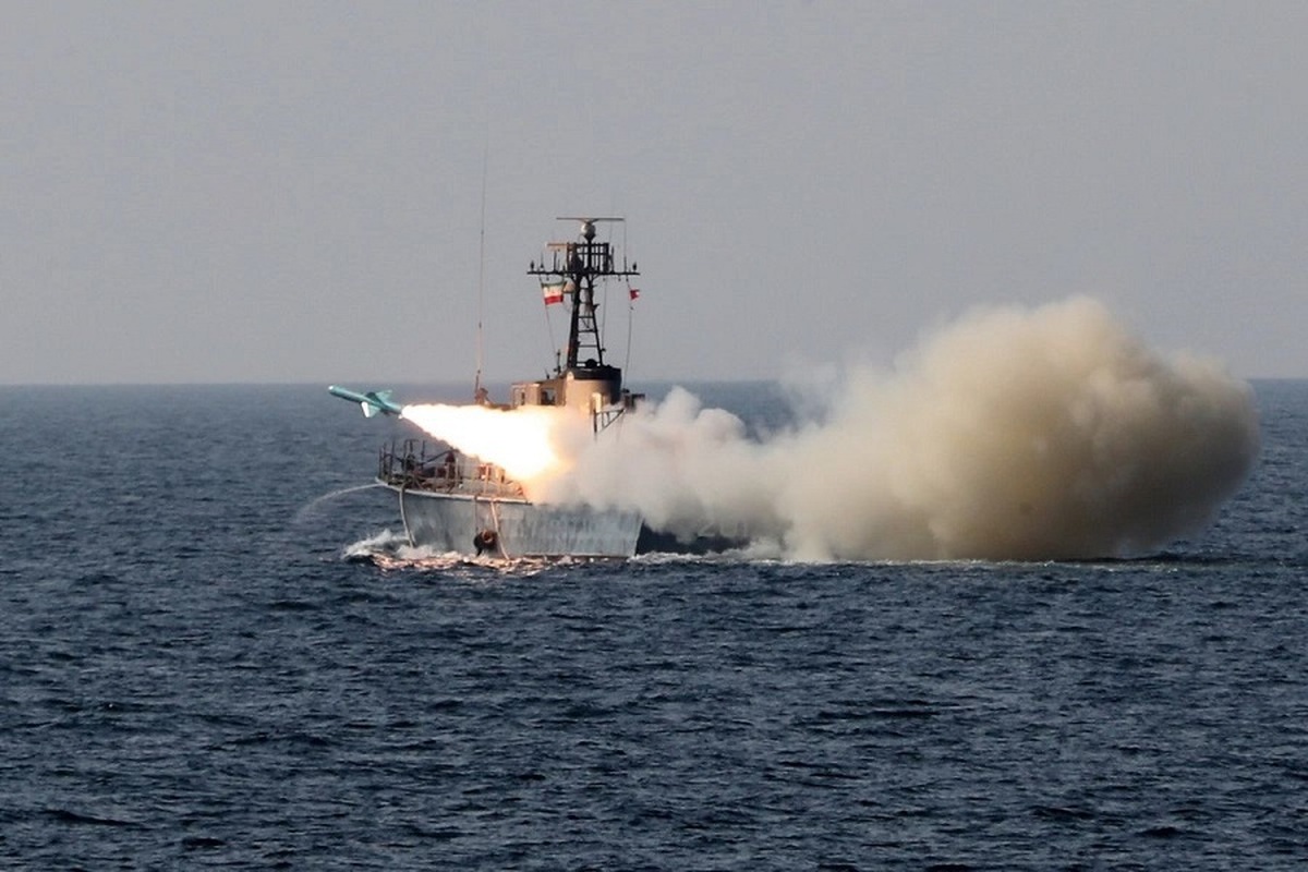 رزمایش ذوالفقار ۱۴۰۱ ارتش| شلیک موشک سطح‌به‌سطح «نصر» و انهدام اهداف در دریا در رزمایش ارتش