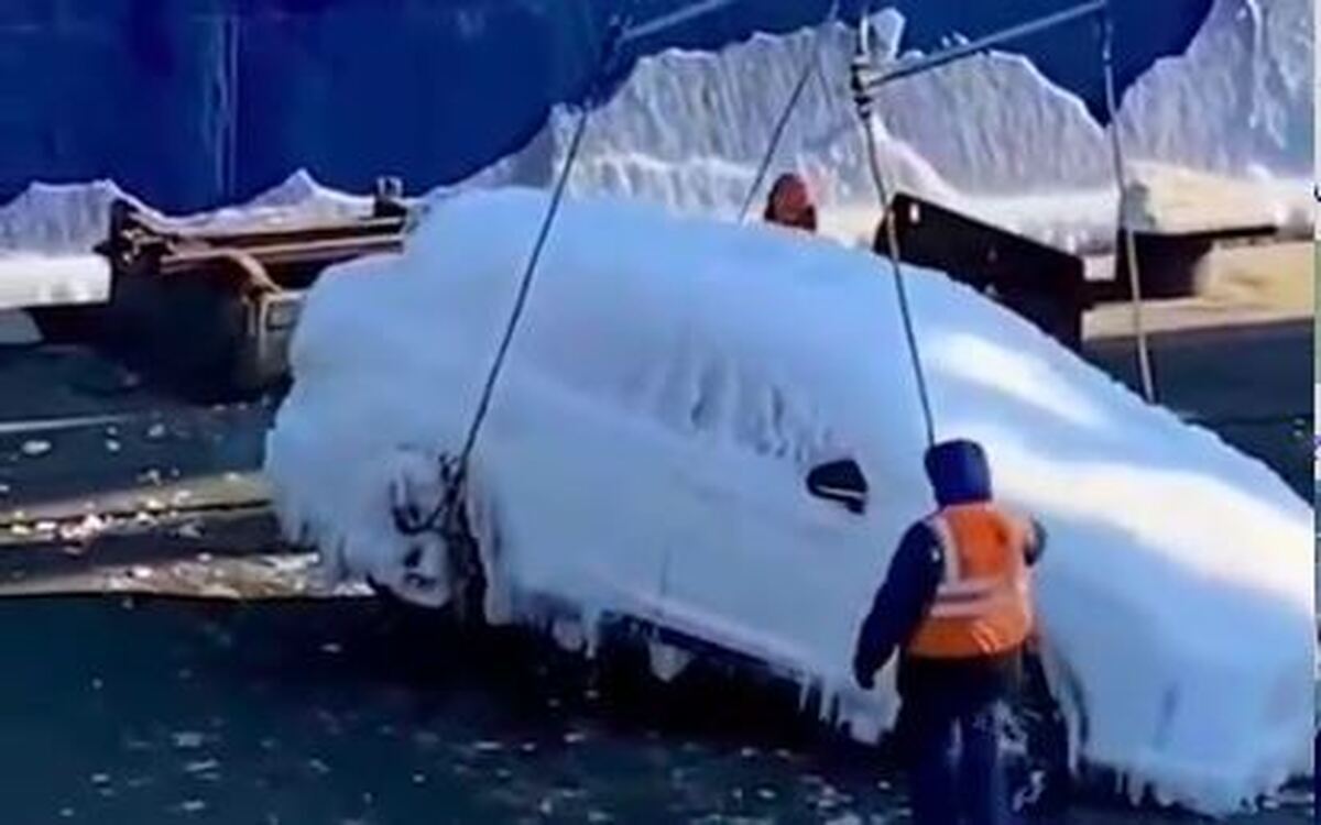 ویدئو| جابجایی خودروهای یخ زده در یکی از بنادر روسیه