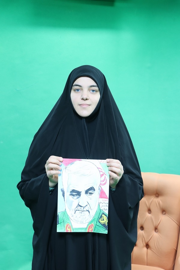 گفتگو با فائزه قرایی، نوجوان هنرمند ناشنوا که بارها چهره شهیدسلیمانی را نقاشی کرده است