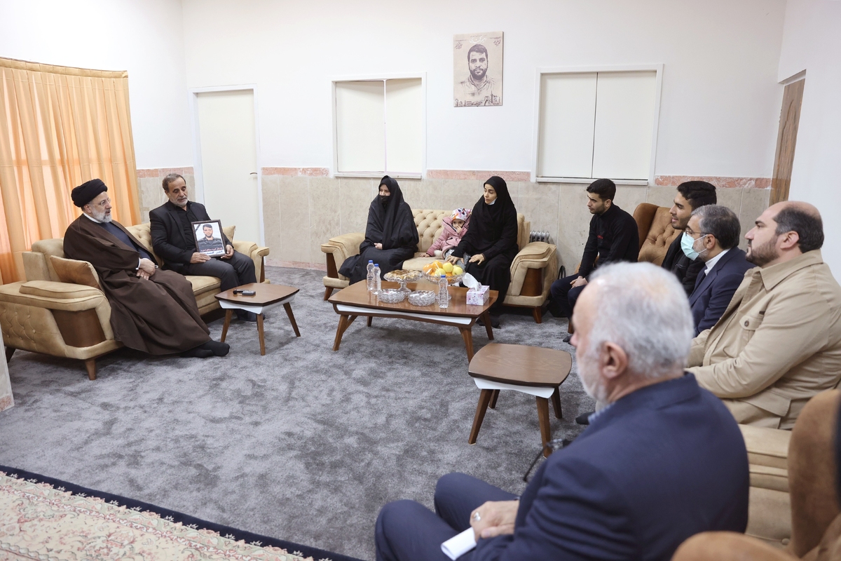 رئیس‌جمهور با خانواده شهید مدافع امنیت امیر کمندی دیدار کرد