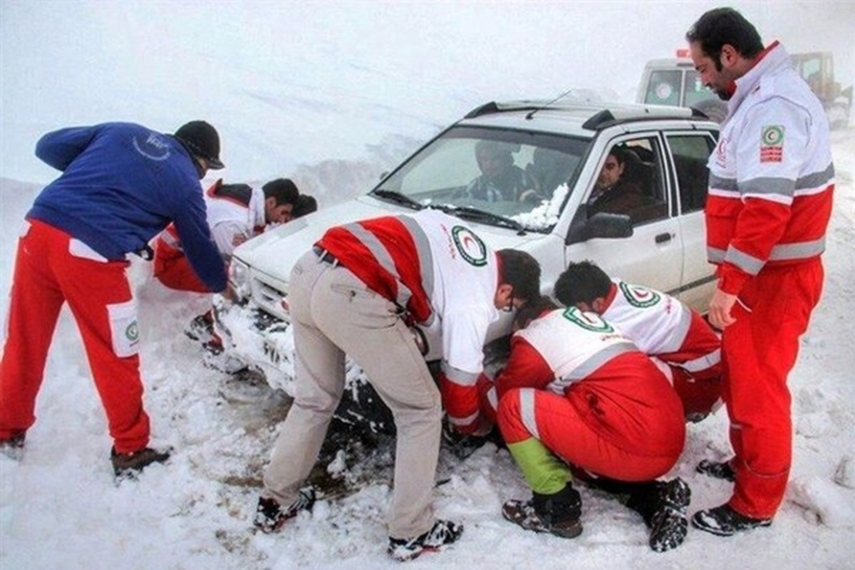 نجات ۳۵ خودرو از برف و کولاک توسط هلال احمر سبزوار