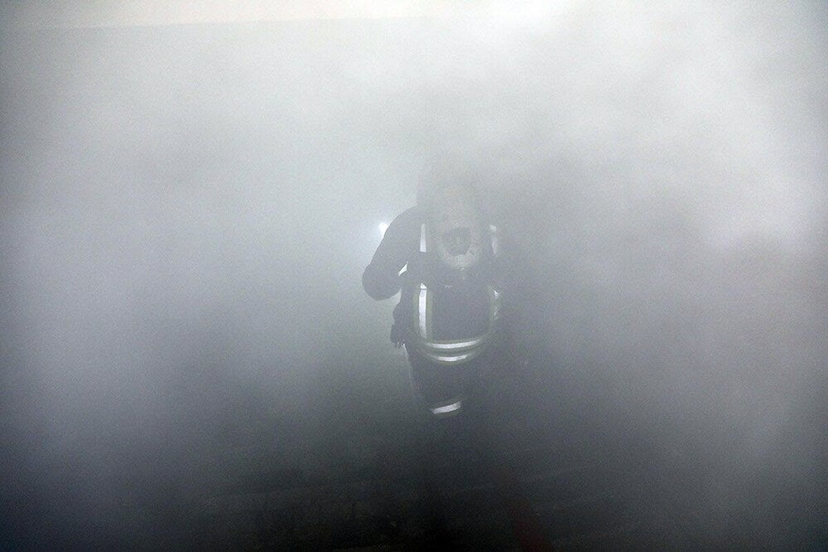 آتش سوزی در یک واحد کارگاه کفاشی در مشهد + عکس
