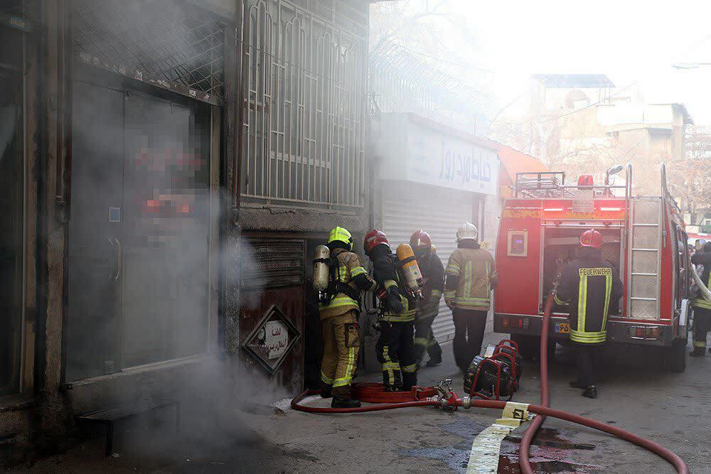 آتش سوزی در یک واحد کارگاه کفاشی در مشهد + عکس
