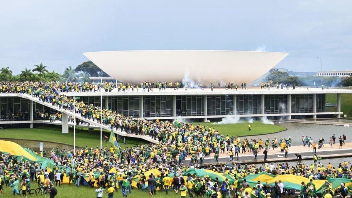 یورش هواداران ترامپ برزیل به کنگره ملی و کاخ ریاست جمهوری | کپی‌کاری بولسونارو از روی دست ترامپ + فیلم