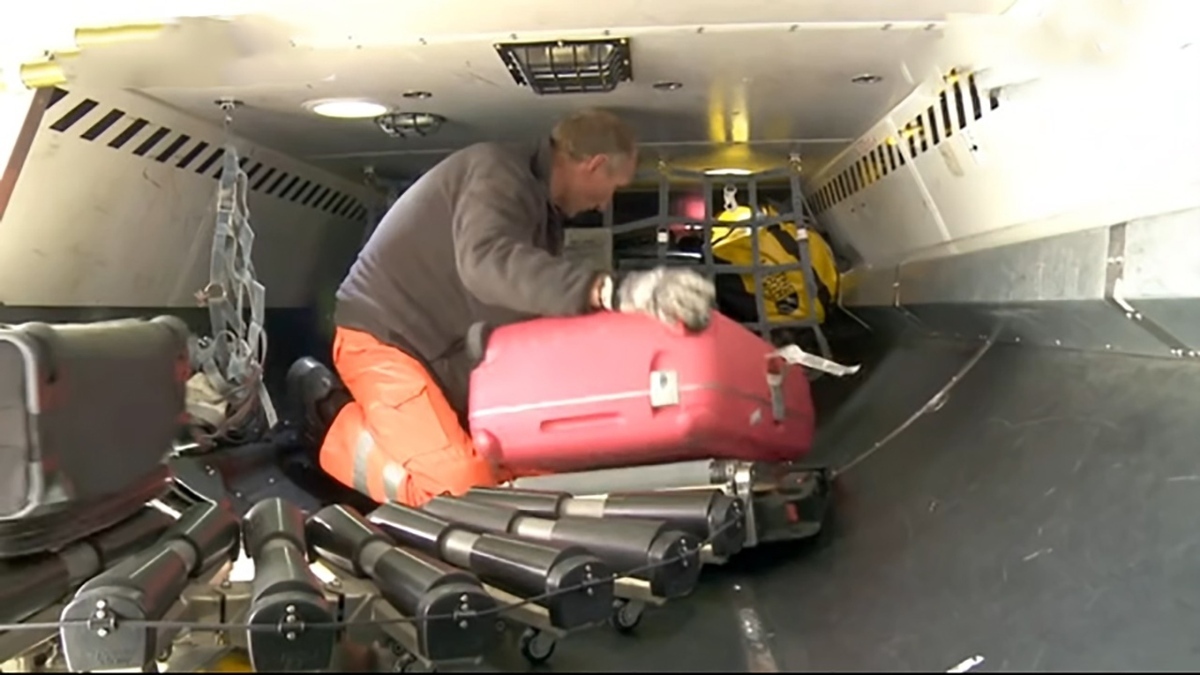 ویدئو| نحوه بار زدن چمدان‌های مسافران در هواپیما