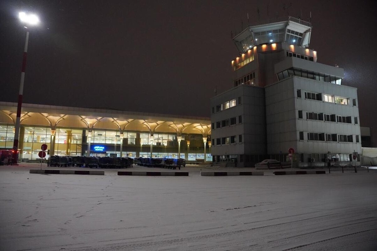 باند فرودگاه مشهد یخ زد | پرواز‌ها همچنان لغو است (۲۱ دی‌ماه ۱۴۰۱)