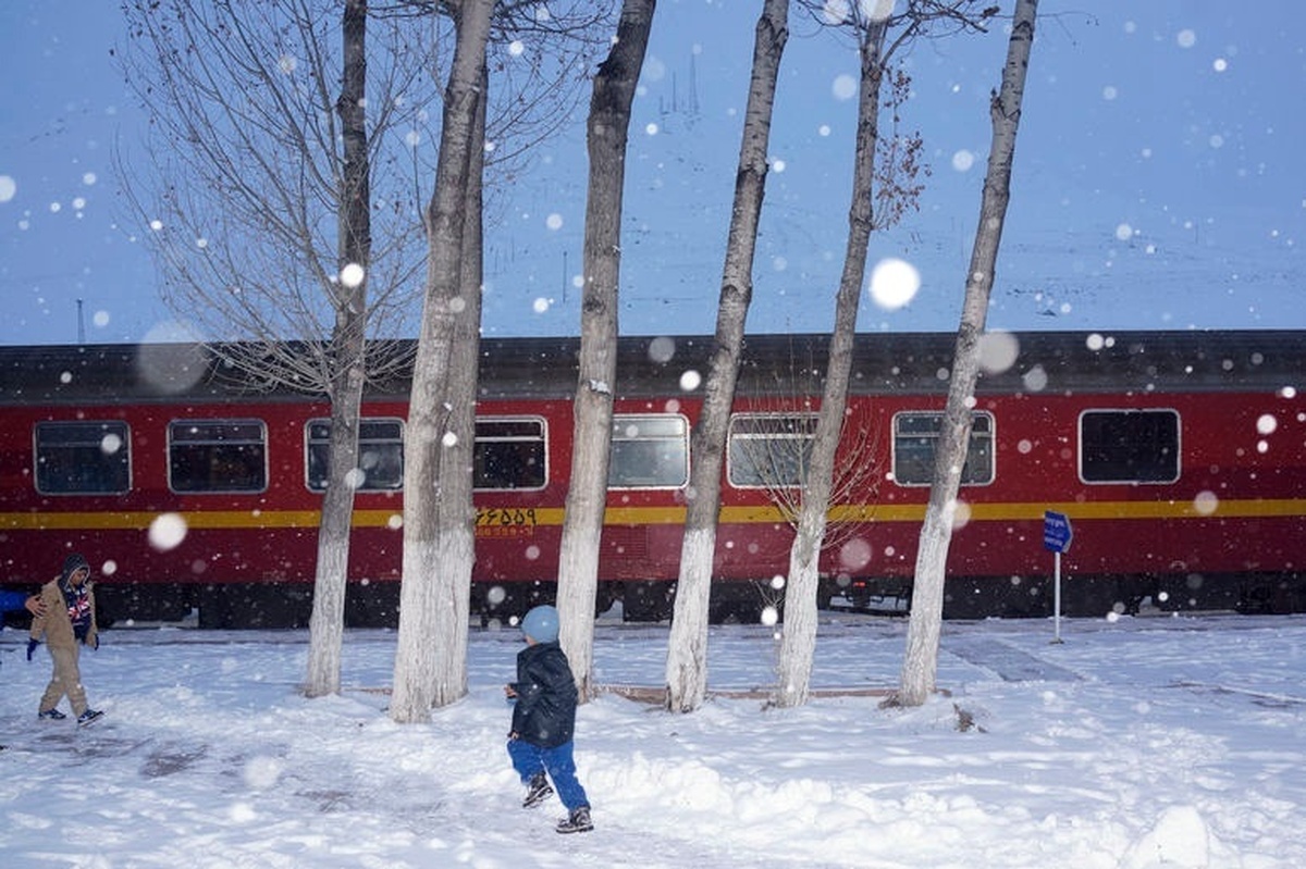 تداوم فعالیت راه آهن مشهد در هوای برفی | مسافران سر وقت در ایستگاه باشند