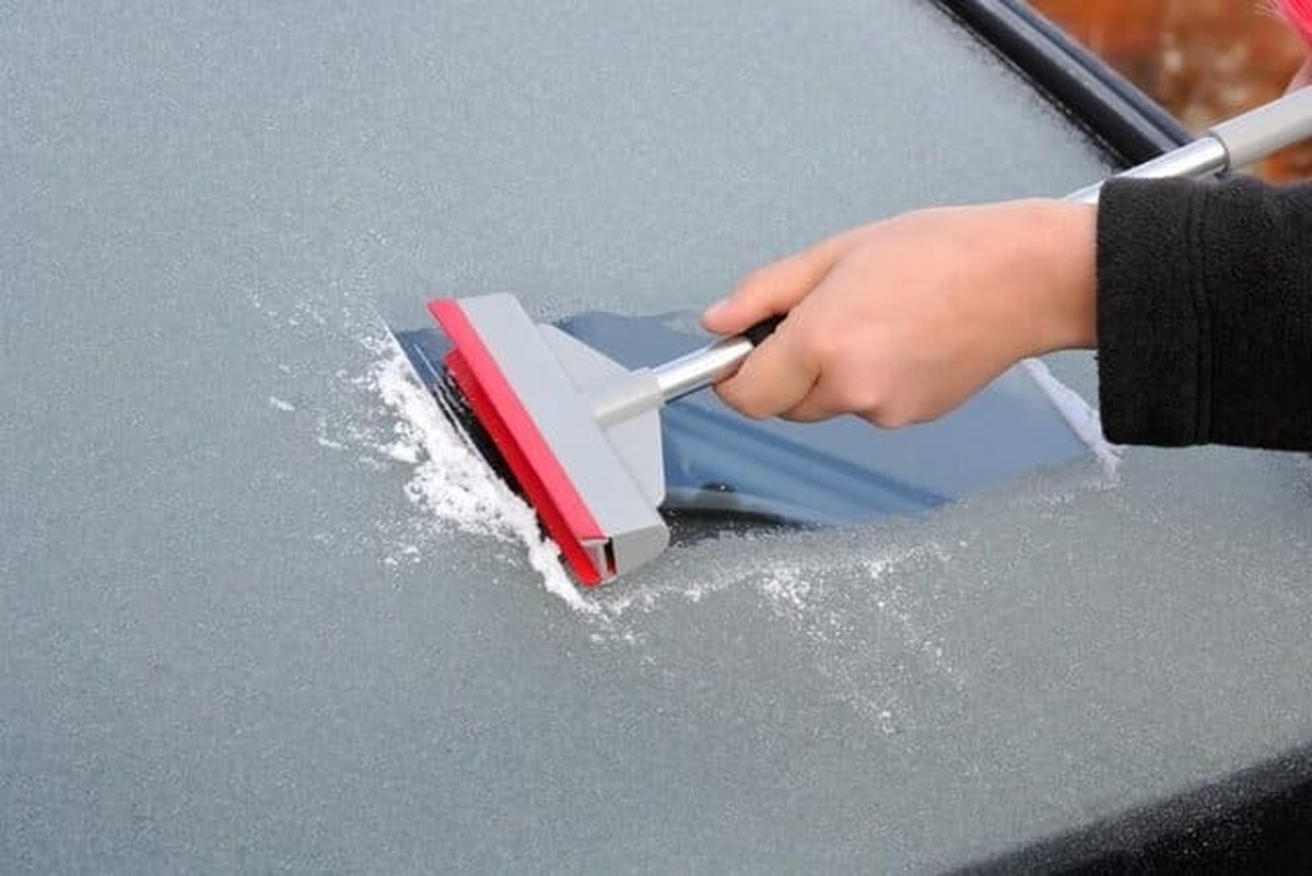 راه های پیشگیری از یخ زدگی شیشه خودرو | روش های یخ زدایی شیشه ماشین