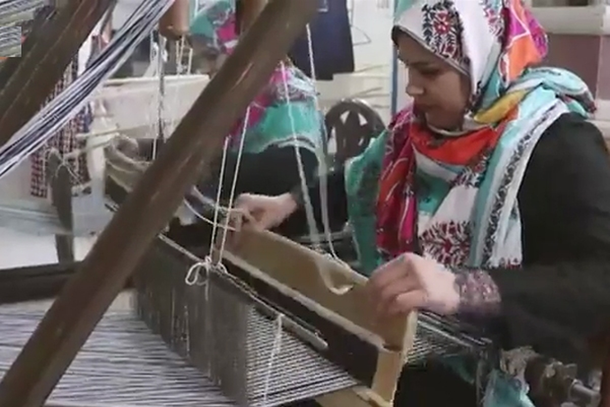 ویدئو | گره‌گشایی تاروپودهای گره‌خورده | اشتغال‌زایی با پارچه‌بافی سنتی