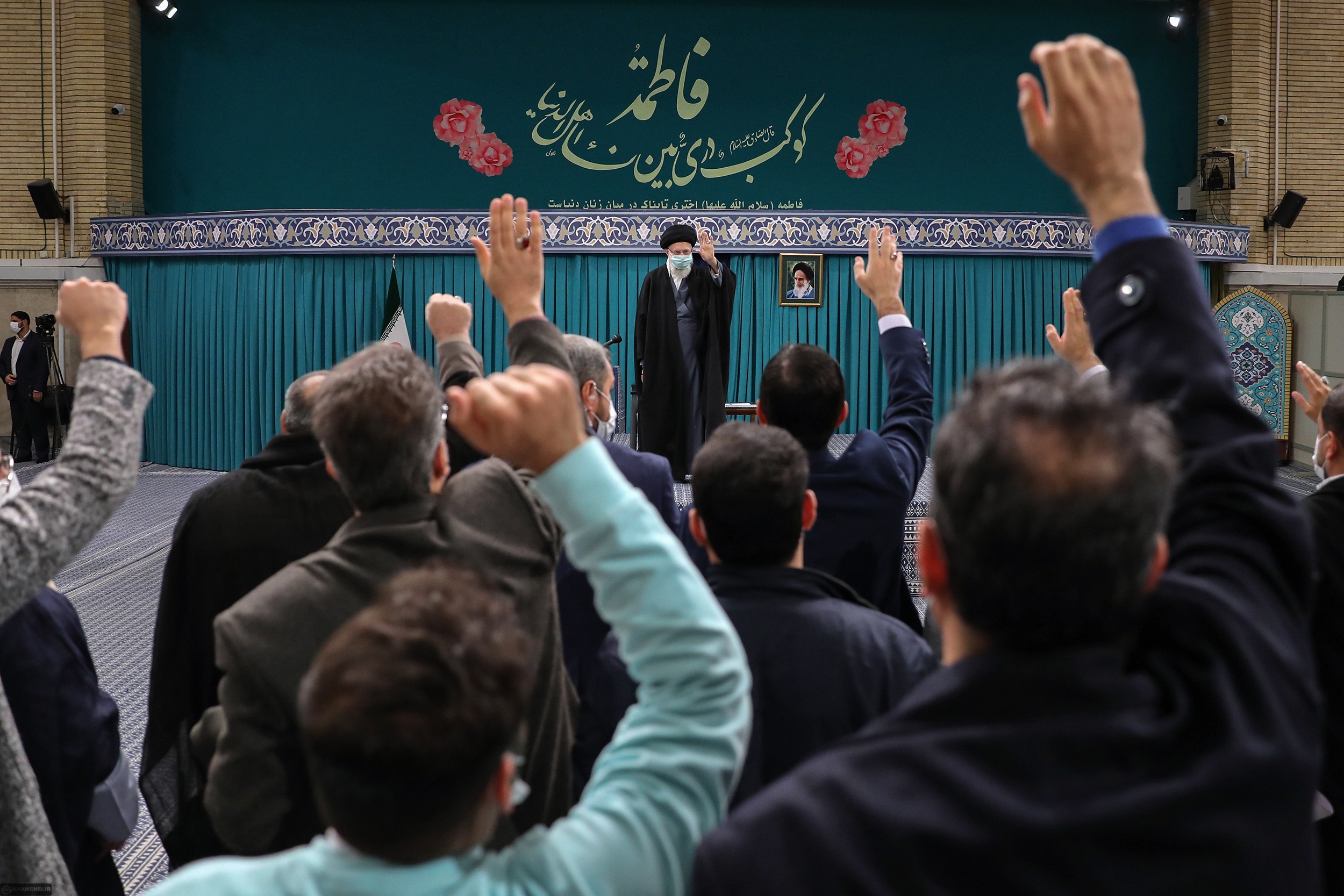 دیدار جمعی از مداحان و شاعران اهل‌بیت(ع) با رهبر انقلاب+ فیلم و عکس