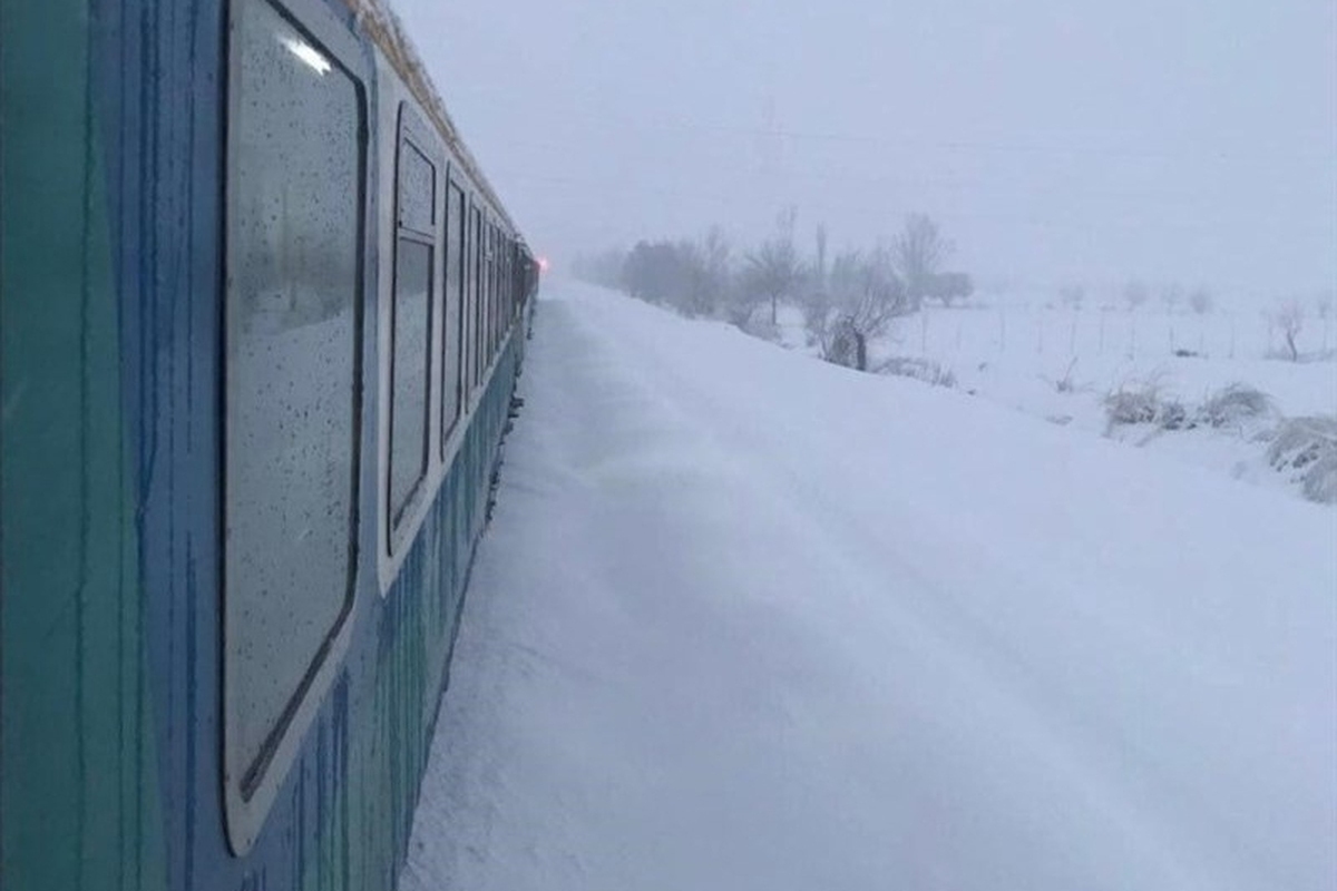 هلال احمر: راه‌آهن درخواستی برای امدادرسانی به مسافران محبوس‌شده در قطار مشهد به تهران نداشته است