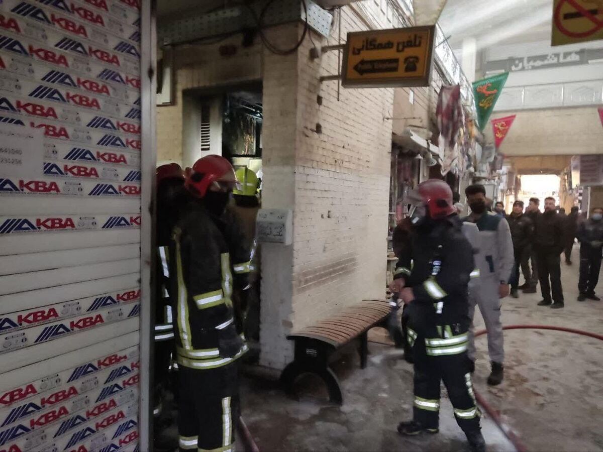 مهارحریق یک اتاق برق در بازارامام رضا(ع) مشهد توسط آتش‌نشانان 