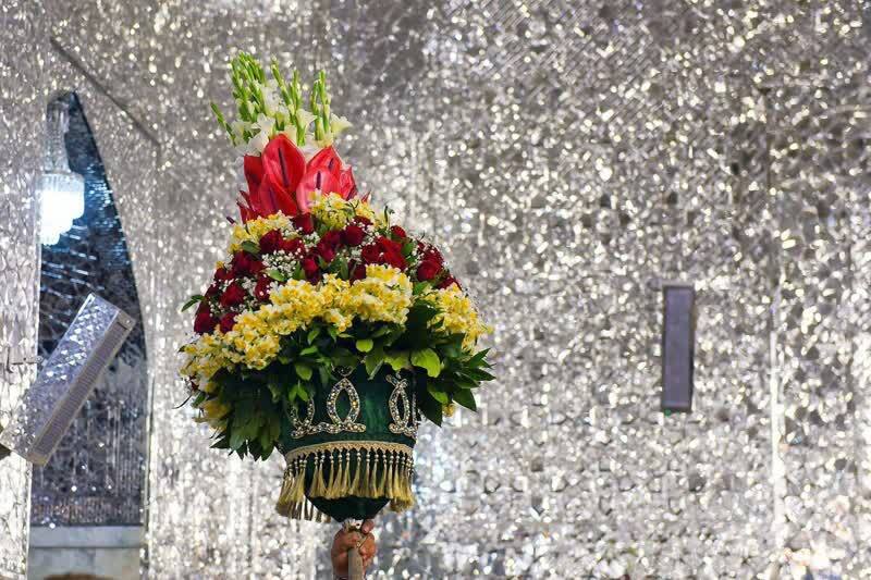 گل آرایی ضریح منور رضوی با ۸ هزار شاخه گل نرگس + فیلم و عکس