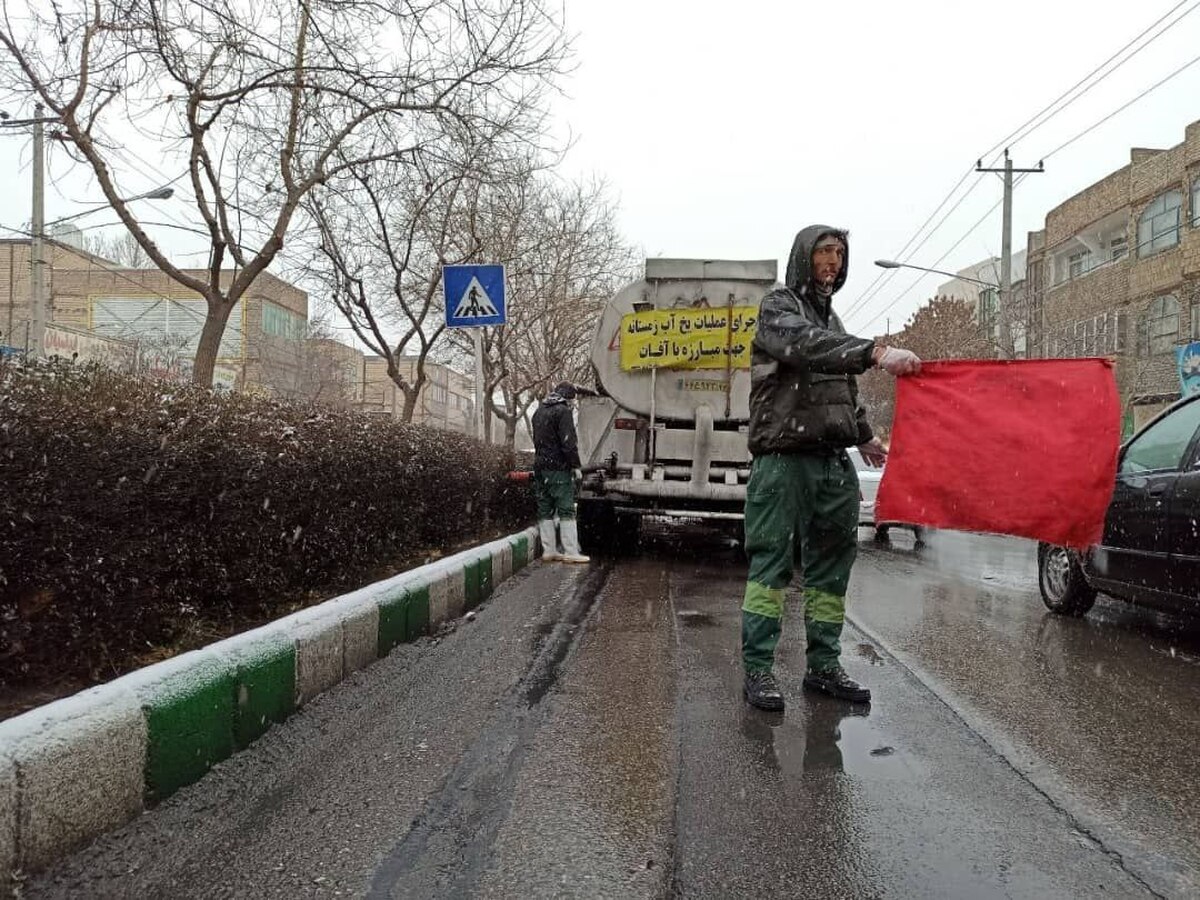 آغاز عملیات یخ‌آب زمستانه در مشهد | ۸۰۰ باغبان به کمک پاکبان‌ها آمدند