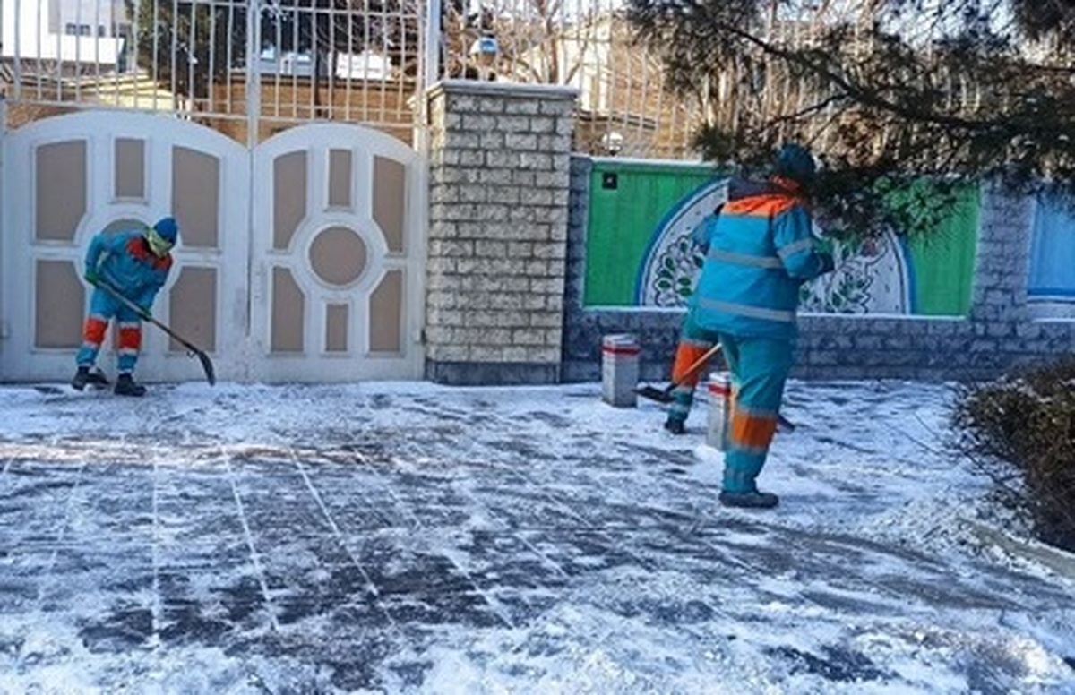 یخ‌زدایی معابر فرعی شهر مشهد آغاز شد | شهروندان نمک و شن را داخل باغچه نریزند