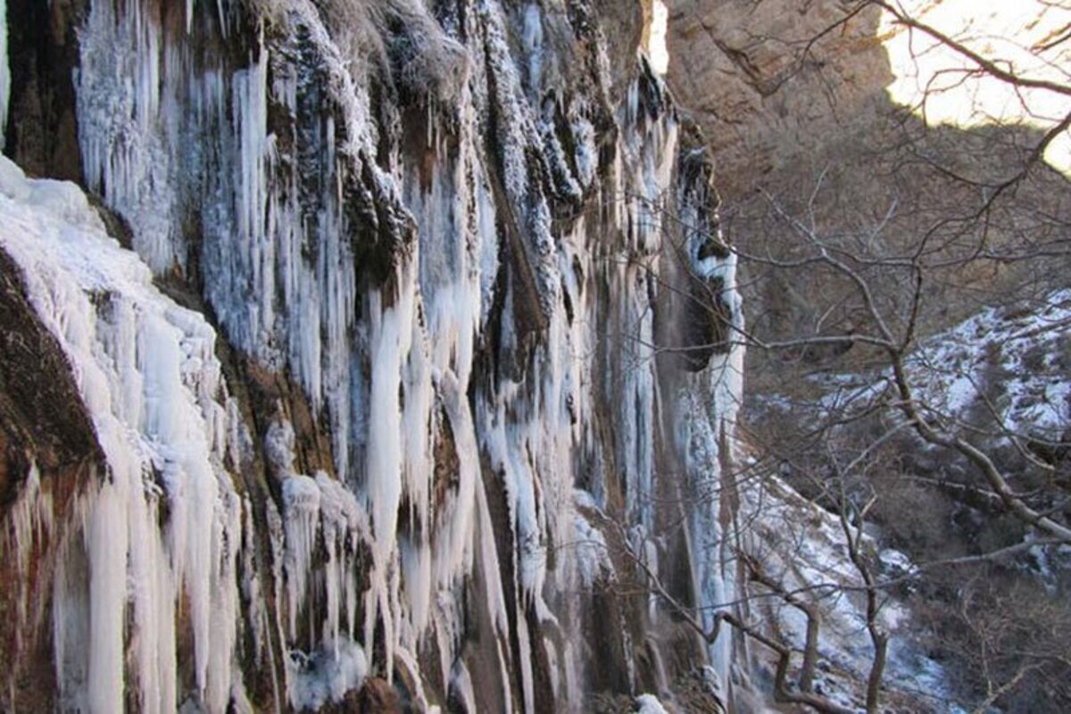 ویدئو| یخ زدن آبشار مارگون سپیدان استان فارس