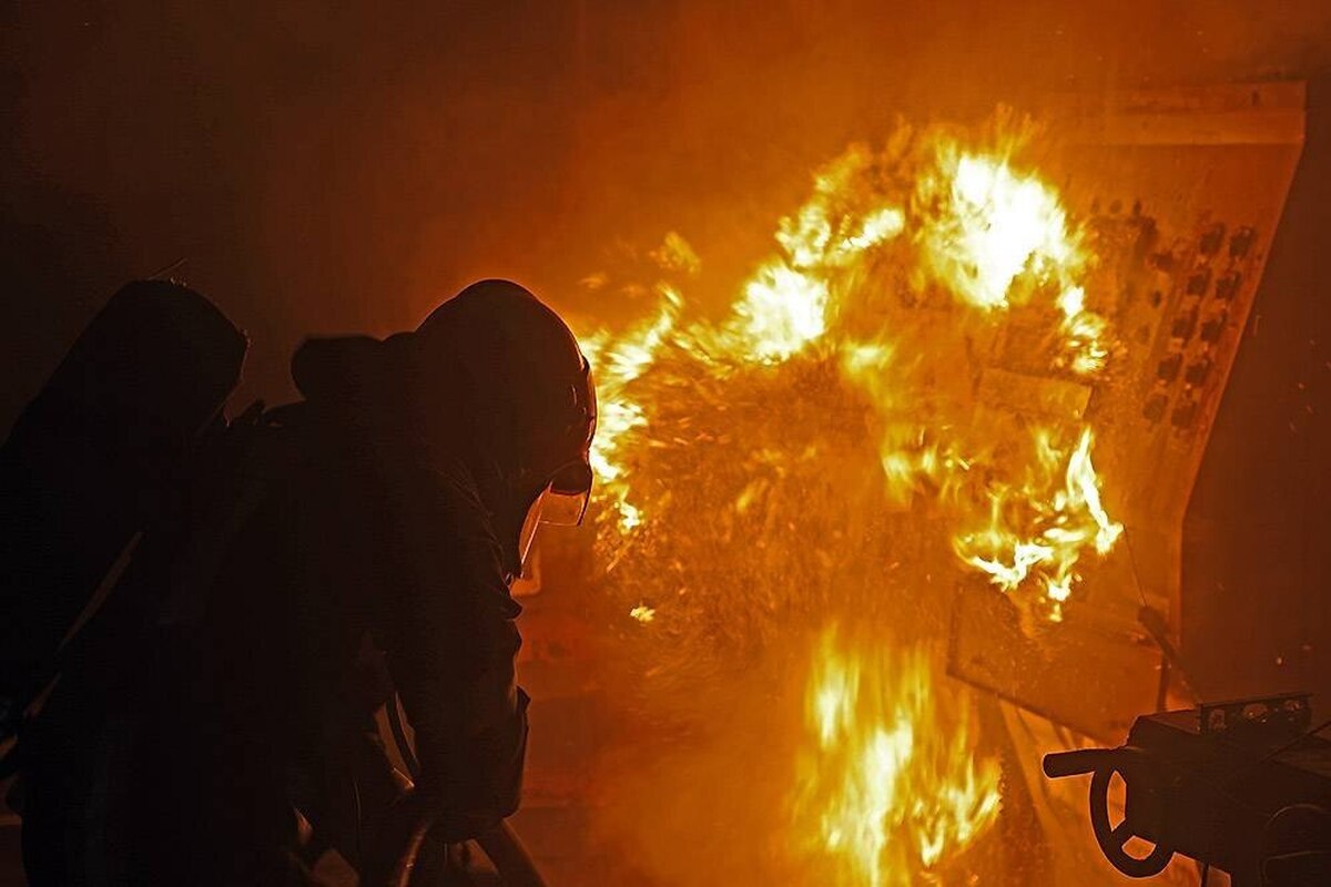 مهار حریق مهیب کارگاه CNC چوب در منطقه خین عرب مشهد با تلاش آتش‌نشانان+ تصاویر