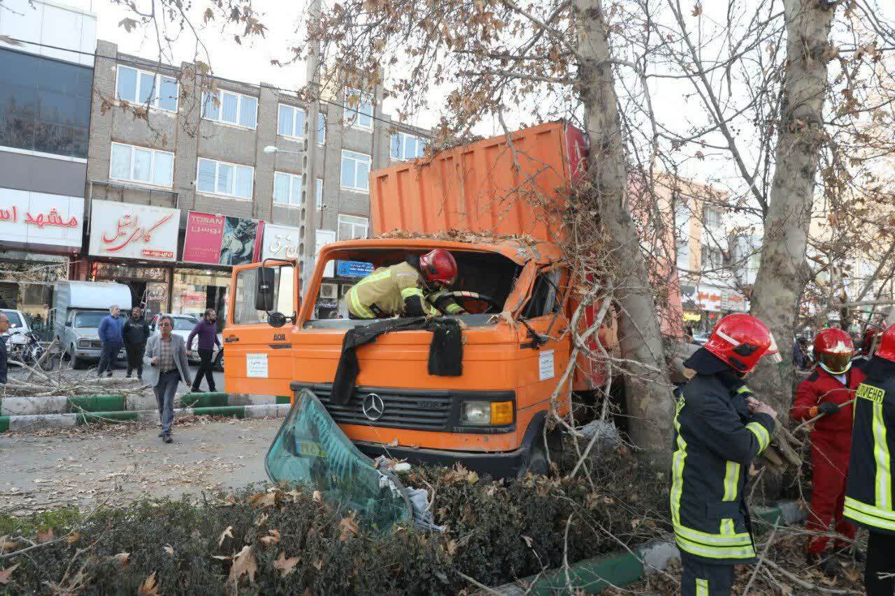 یک مصدوم براثر برخورد کامیونت با درخت در مشهد + عکس
