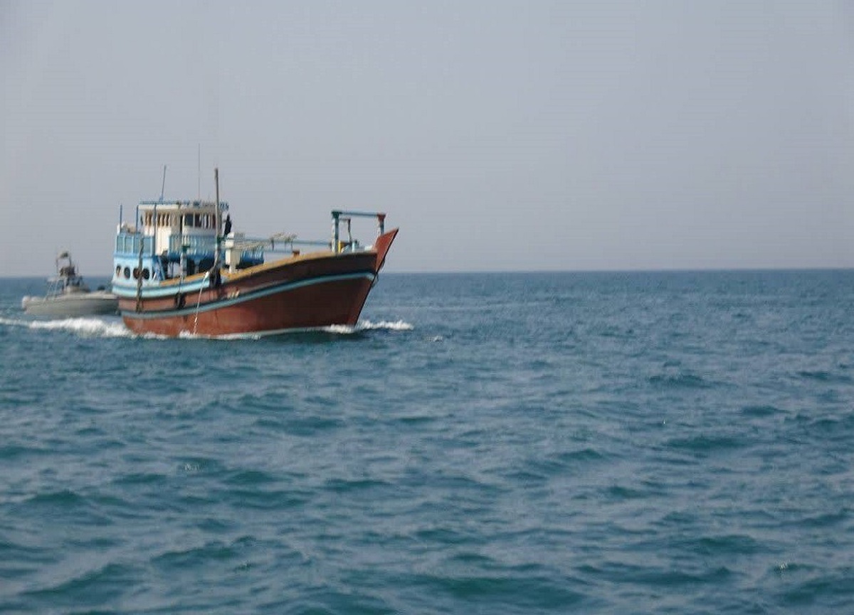 توقیف یک شناور در خلیج‌فارس توسط سپاه| ۹۰ هزار لیتر سوخت قاچاق کشف شد