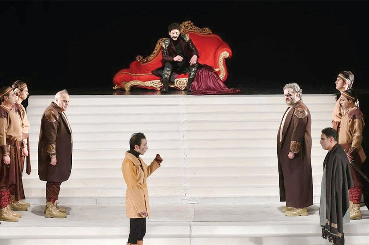نگاهی به اجرای تئاتر «ایرانیان»، نوشته و کار رضا صابری، در جشنواره بین المللی تئاتر فجر | از مدینه تا مرو روی پله‌هایی ثابت