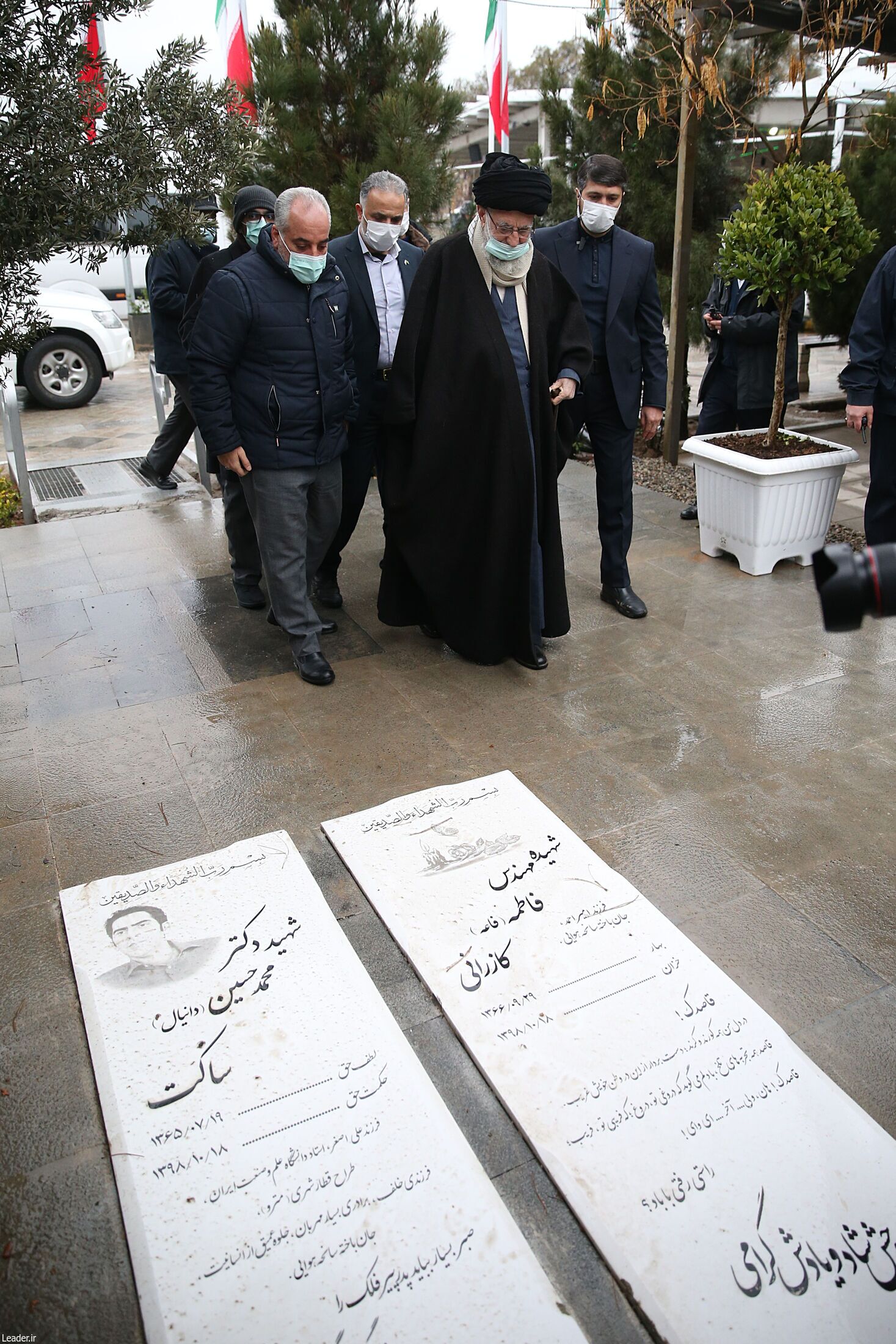 حضور رهبر انقلاب بر مزار دو تن از شهدای سانحه هواپیمای اوکراینی و شهید «آرمان علی‌وردی»+ فیلم و عکس