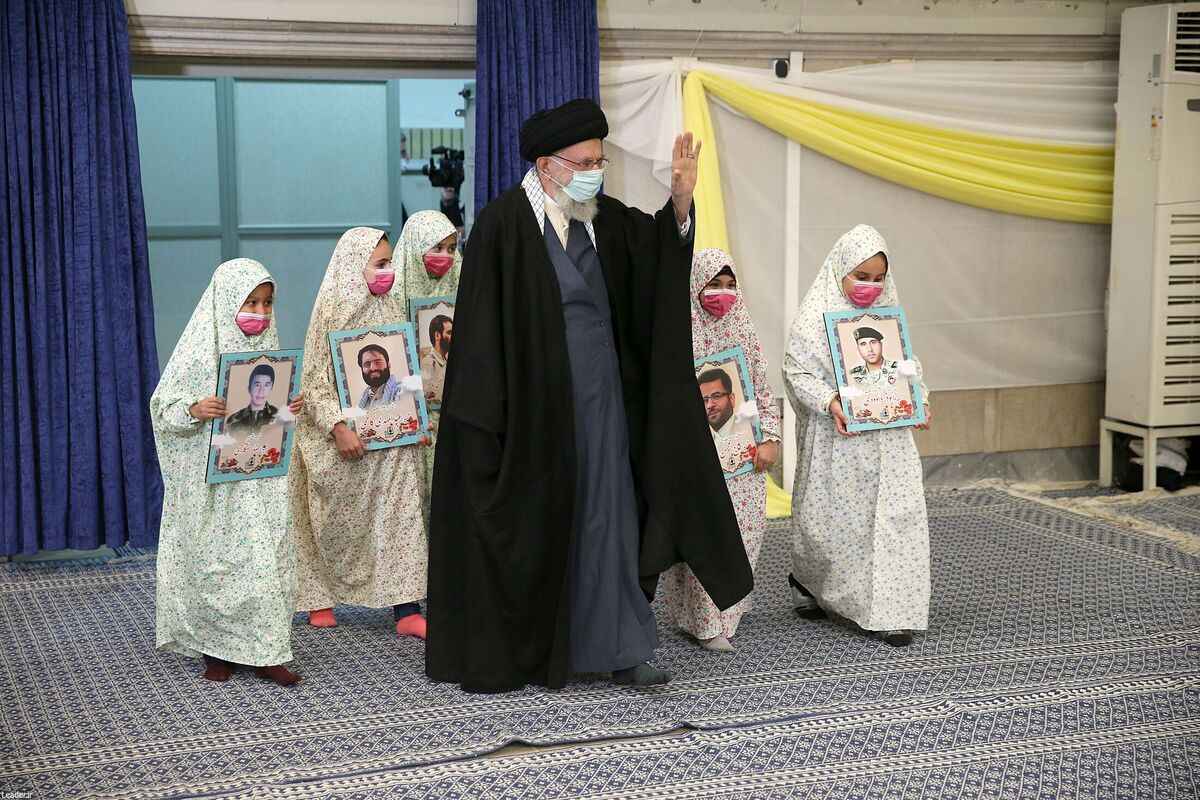 دخترانی که در جشن تکلیف همراه رهبر انقلاب وارد حسینیه شدند را بشناسید+ عکس