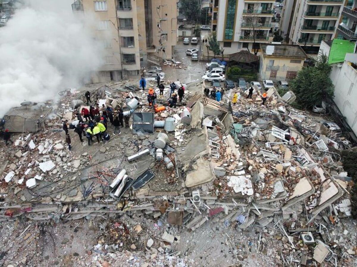 ویدئو| فرو ریختن یک ساختمان در ترکیه پس از زلزله (۱۷ بهمن ۱۴۰۱)