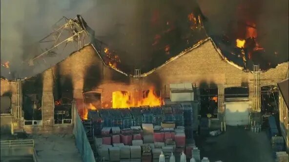 آتش سوزی مهیب در انباری در شیکاگوی آمریکا + فیلم و عکس