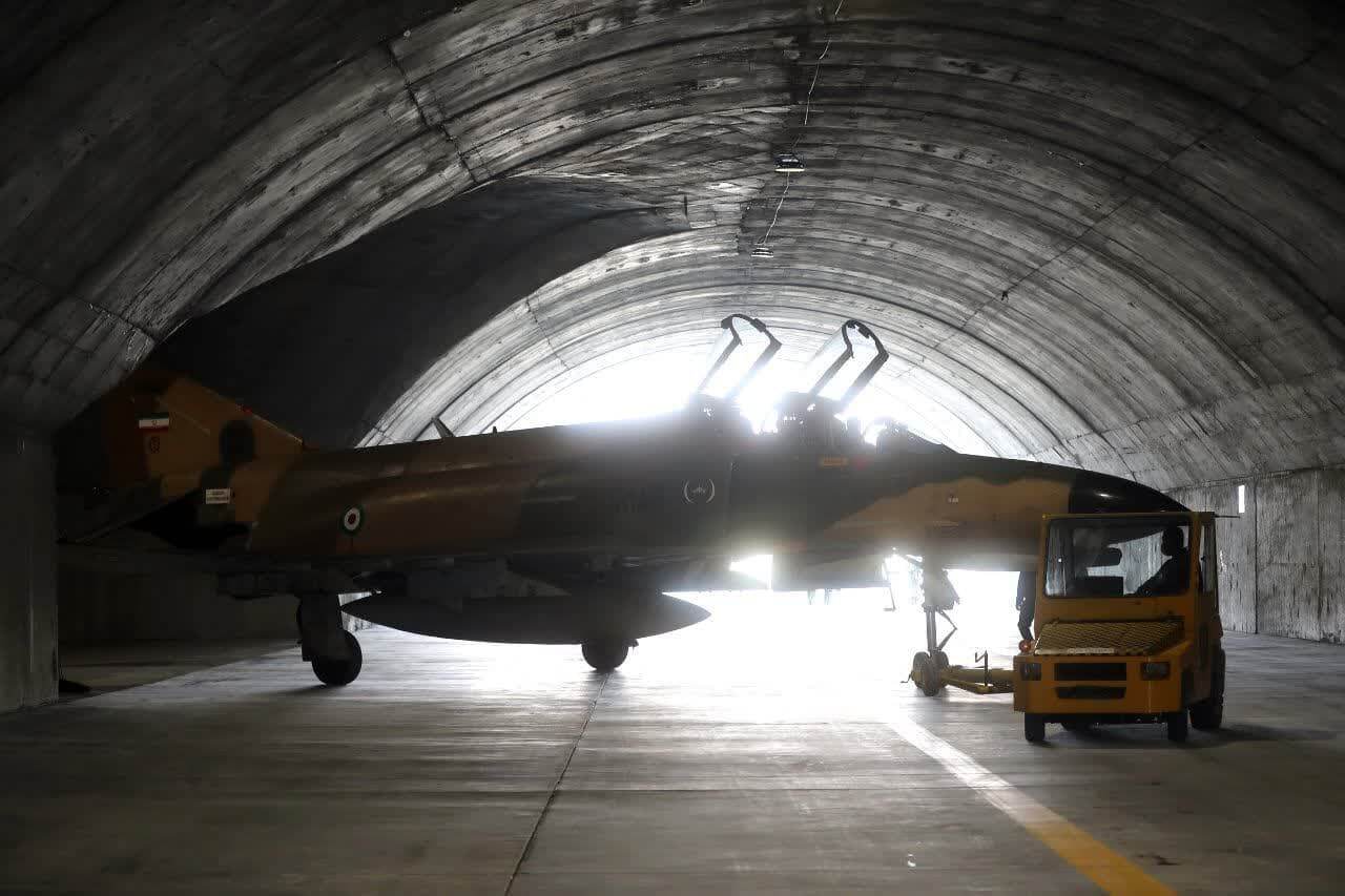 رونمایی از پایگاه زیرزمینی نیروی هوایی ارتش‎ در دل کوه| سرلشکر باقری از پایگاه هوایی راهکنشی عقاب ۴۴ بازدید کرد+ جزئیات