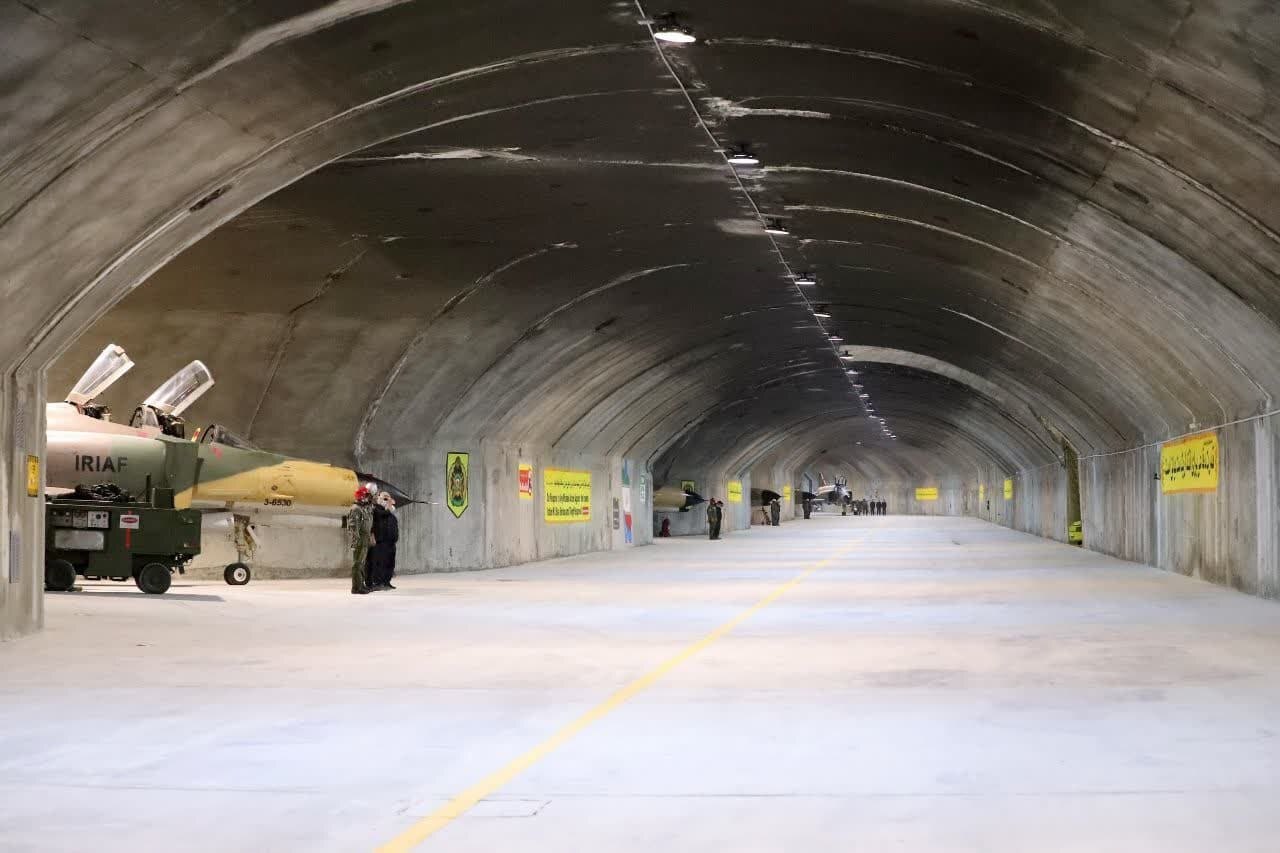 رونمایی از پایگاه زیرزمینی نیروی هوایی ارتش‎ در دل کوه| سرلشکر باقری از پایگاه هوایی راهکنشی عقاب ۴۴ بازدید کرد+ جزئیات