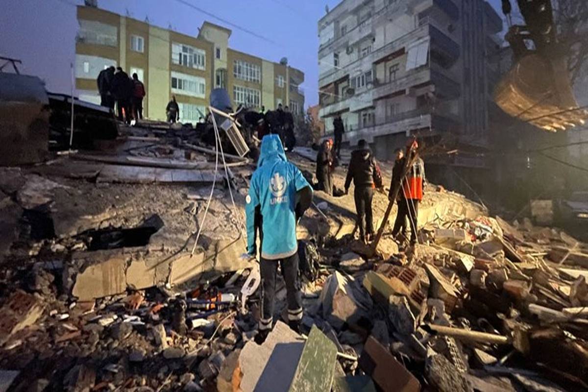 ویدئو| زنده خارج شدن دو نفر  از زیر آوار در ترکیه پس از ۲۶ ساعت