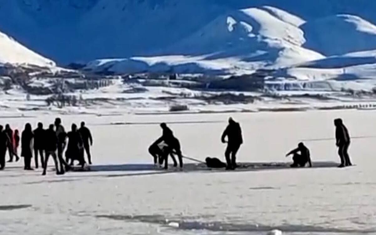 ویدئو| سهل‌انگاری پدر در تفریح تویوب سواری روی تالاب یخ زده