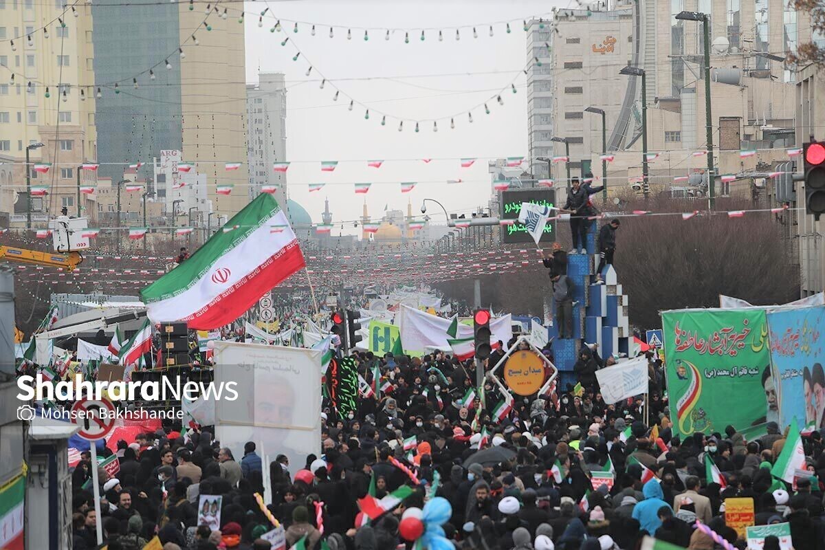 حضور با شکوه مشهدی‌ها در جشن ۴۴ سالگی انقلاب | برف و سرمای شدید هم مانع مردم نشد + فیلم