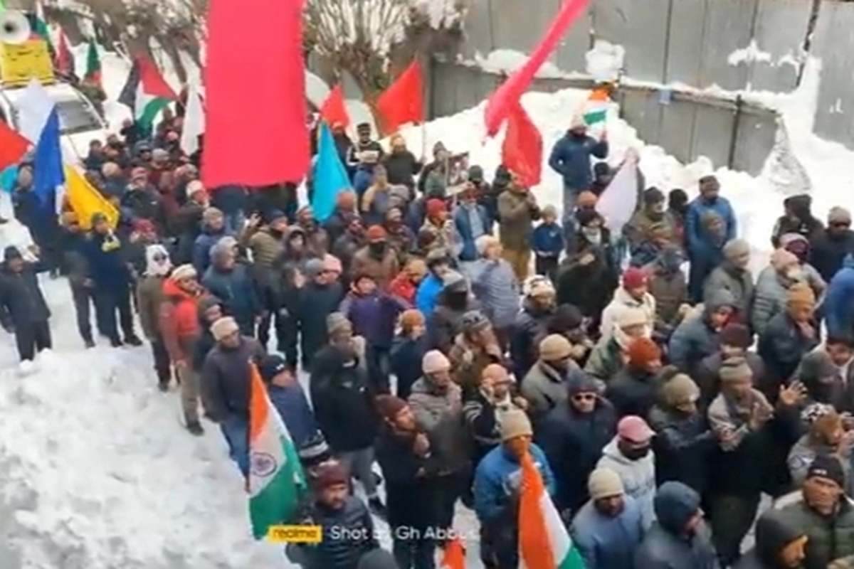 ویدئو |  جشن ۴۴ سالگی انقلاب در هوای برفی کشمیر