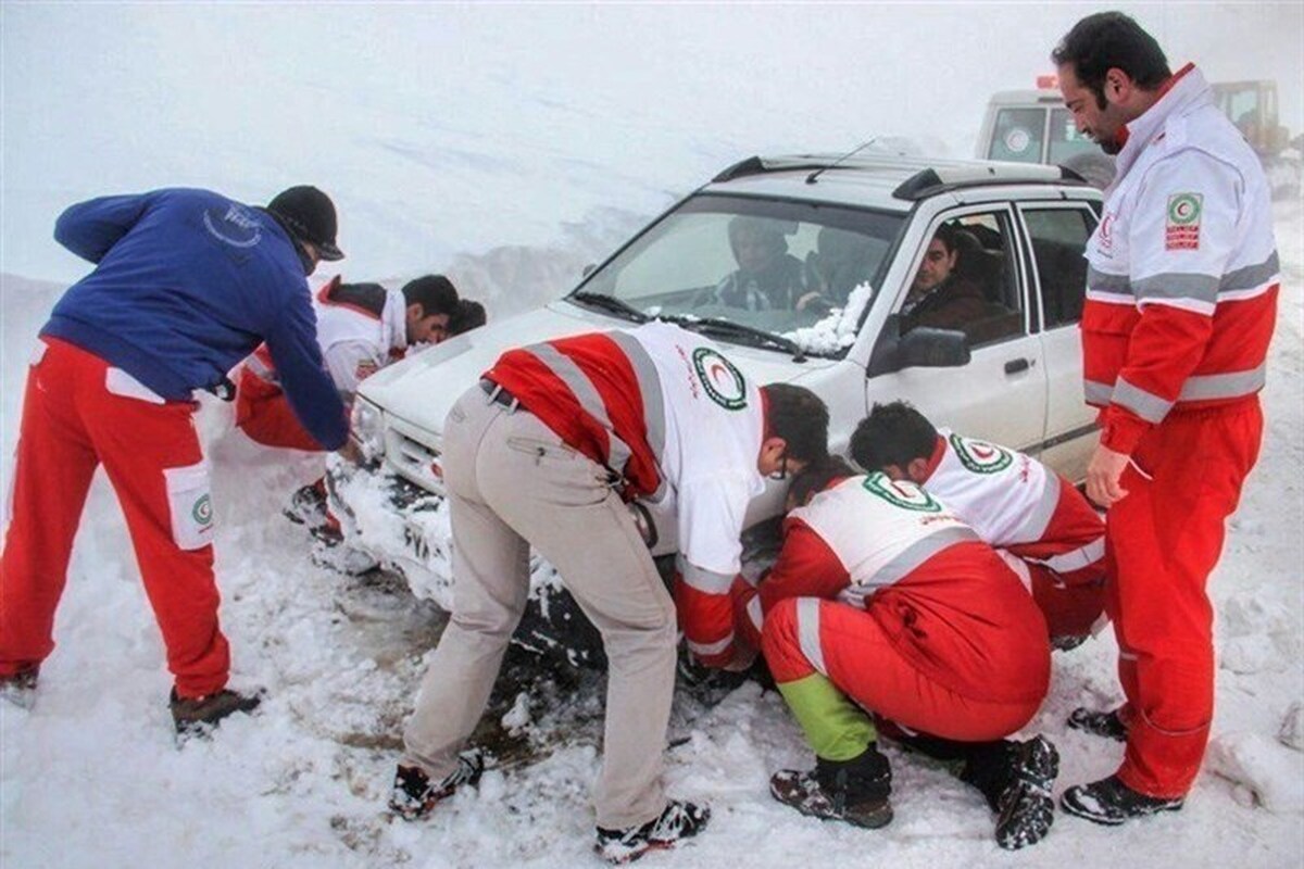 رهایی ۱۵ خودرو گرفتار در برف و کولاک جاده‌ای خراسان ضوی