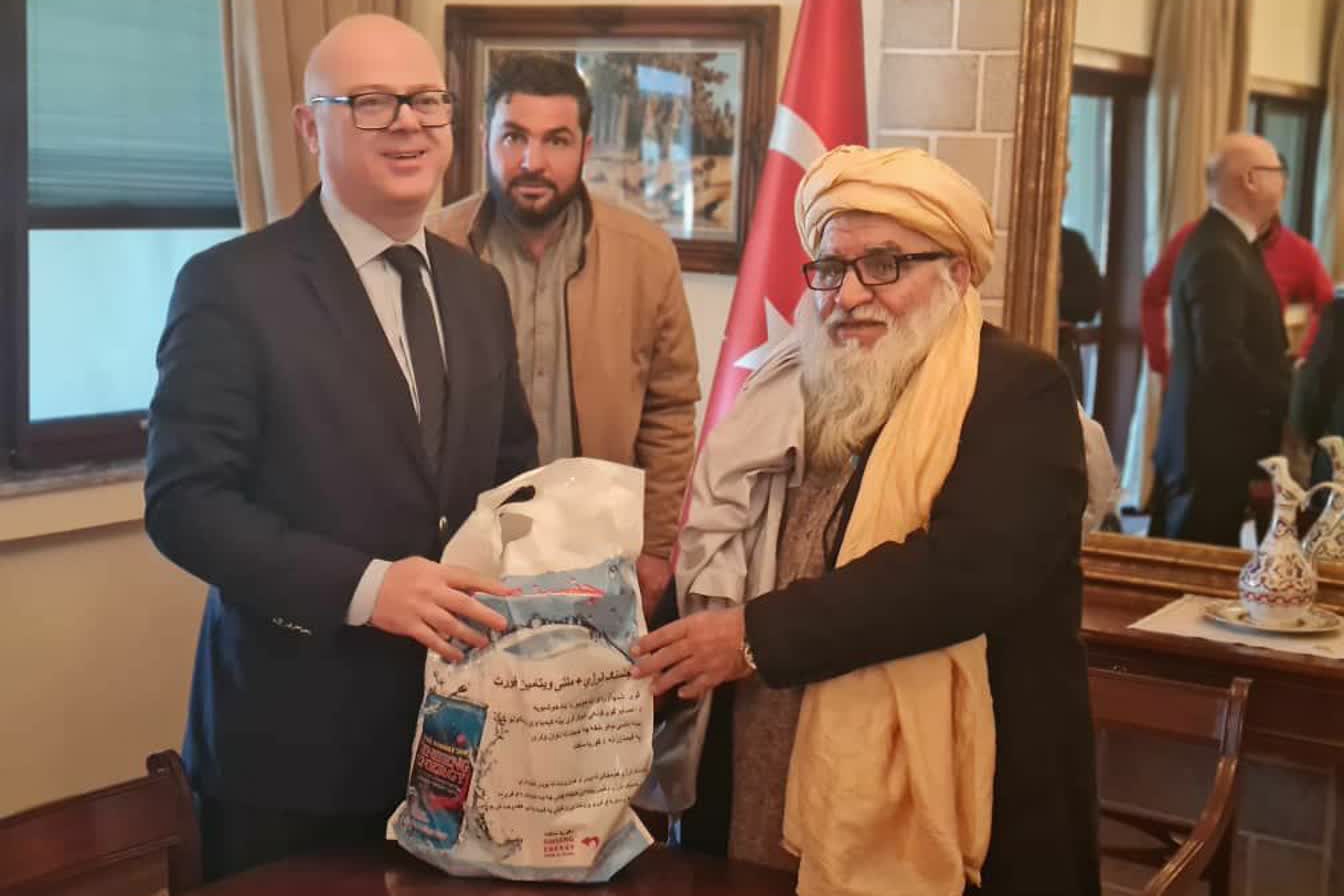۵۰ هزار دلار در یک کیسه پلاستیکی | کمک طالبان تحویل سفیر ترکیه در کابل شد