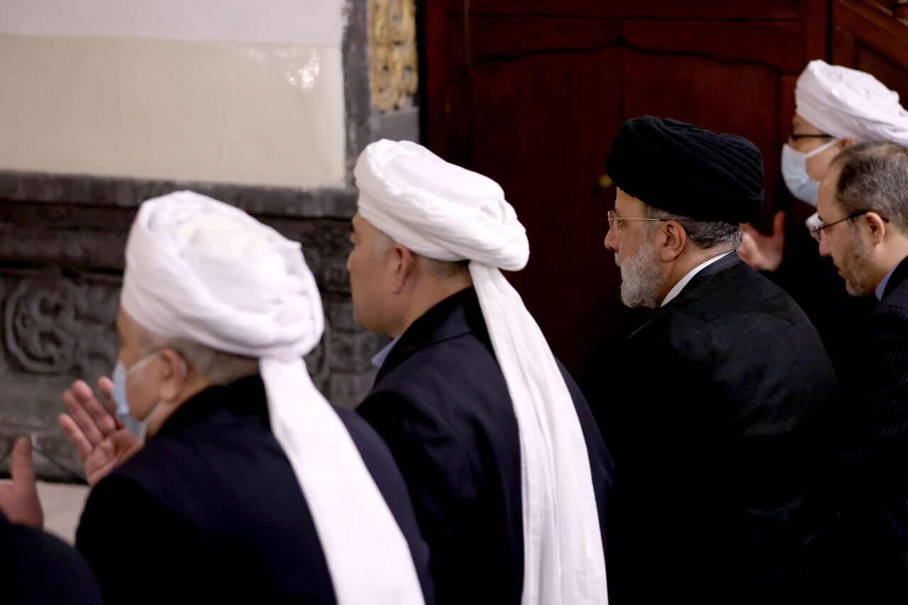 نماز رئیسی در مسجد تاریخی پکن | رئیس جمهور چین را به مقصد ایران ترک کرد + عکس