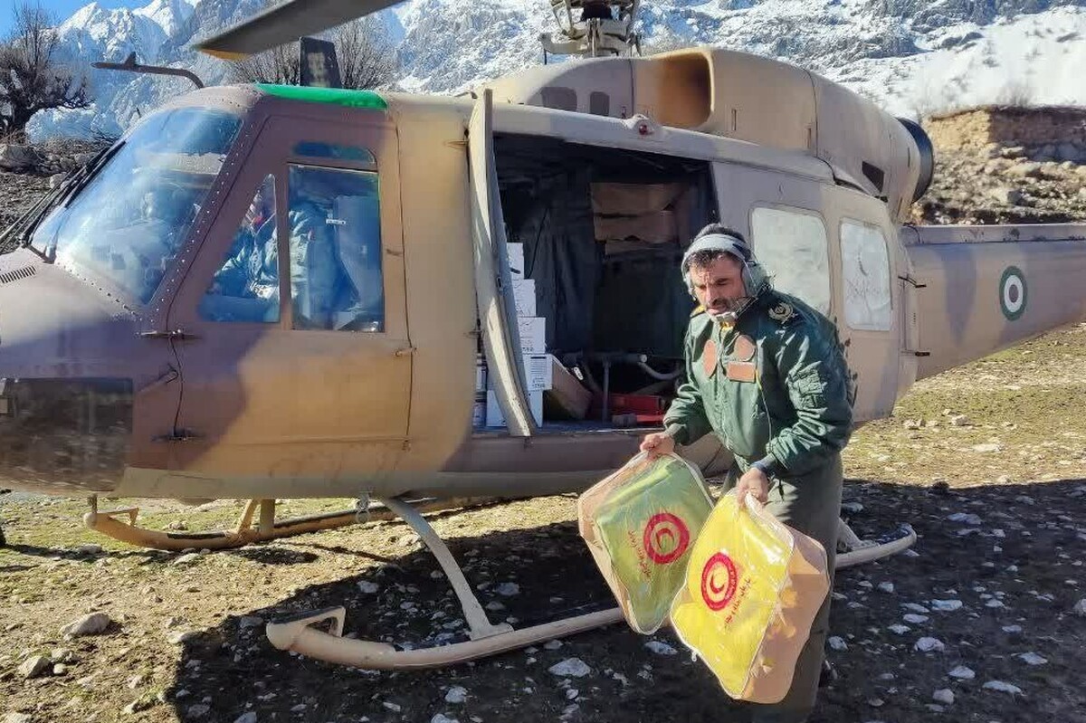 استمرار امدادرسانی ارتش به روستا‌های محاصره در برف چهارمحال و بختیاری| بازگشایی معابر و ارسال اقلام اضطراری به روستا‌ها