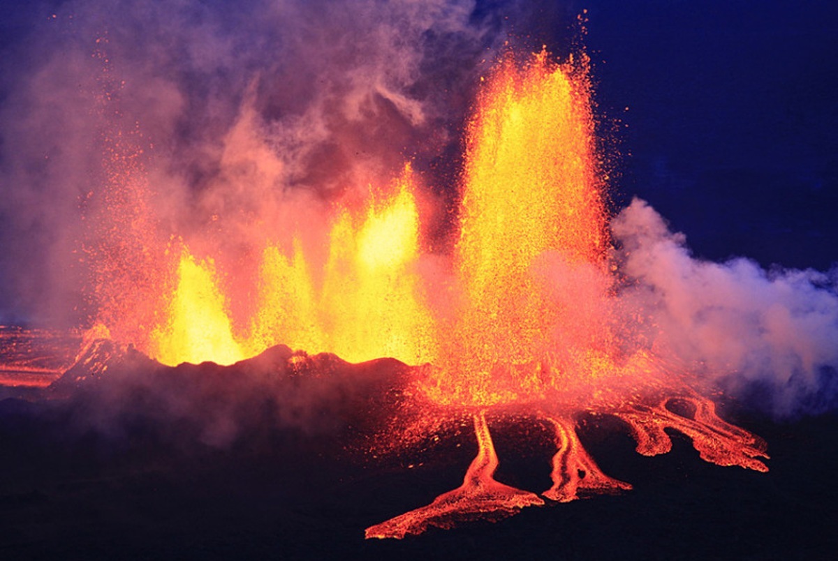 ویدئو| تصاویری خیره کننده از فوران آتشفشان در ایسلند