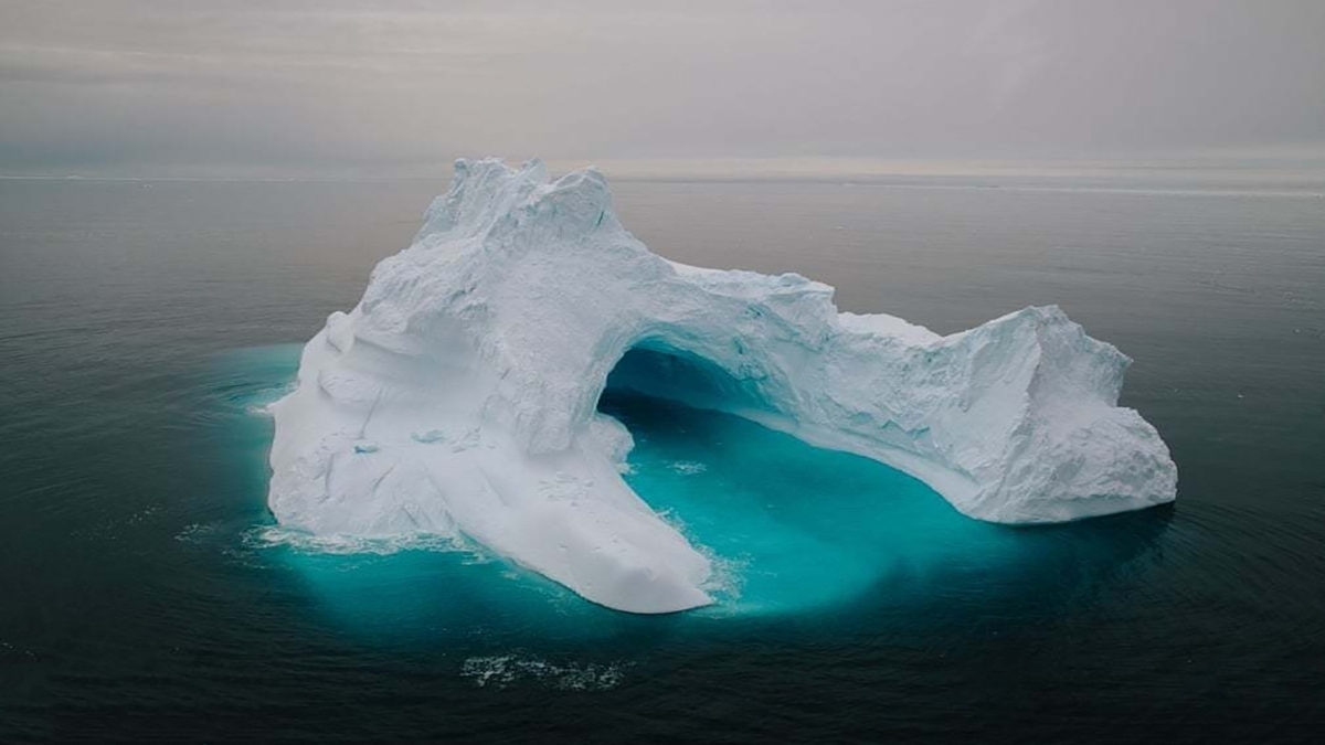 ویدئو | قدم زدن زیر اقیانوس یخ زده ایسلند